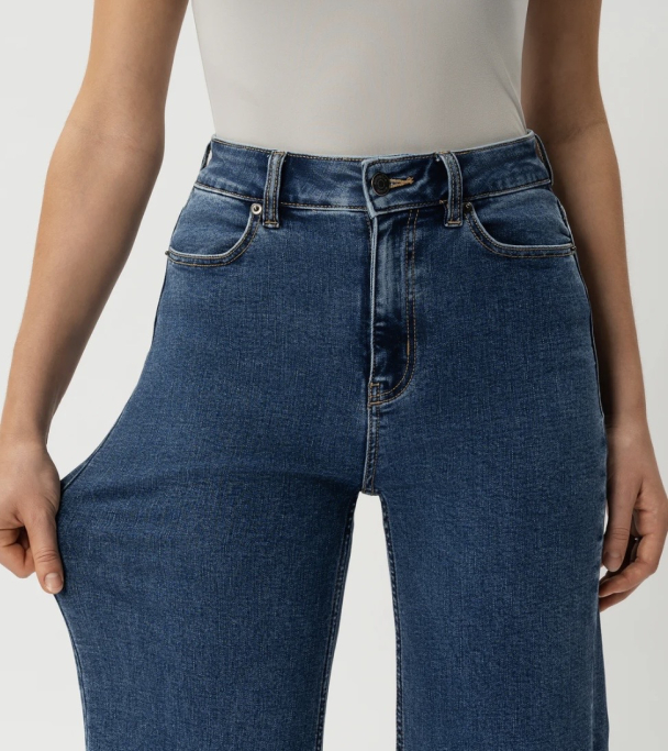 Relaxed ComfortDenim™ Jeans - Mid Blue  - Image 6