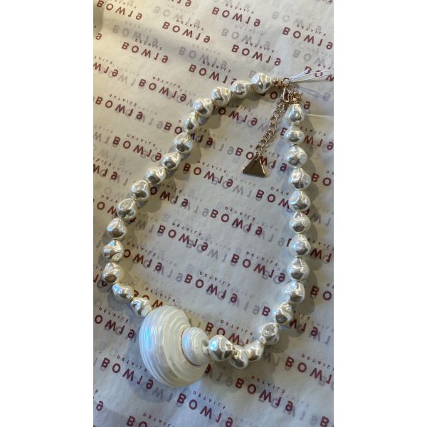 Bold Shell Necklace