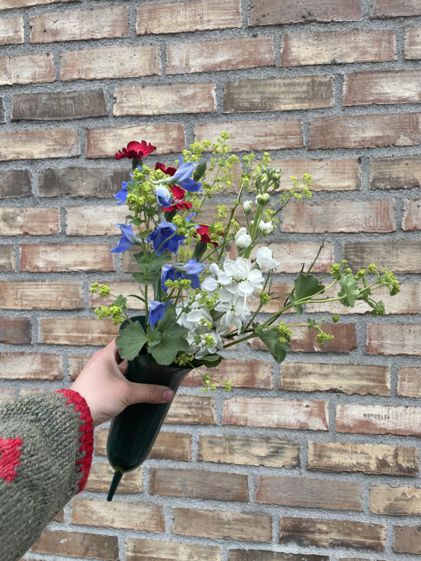 Gravvase med blomster