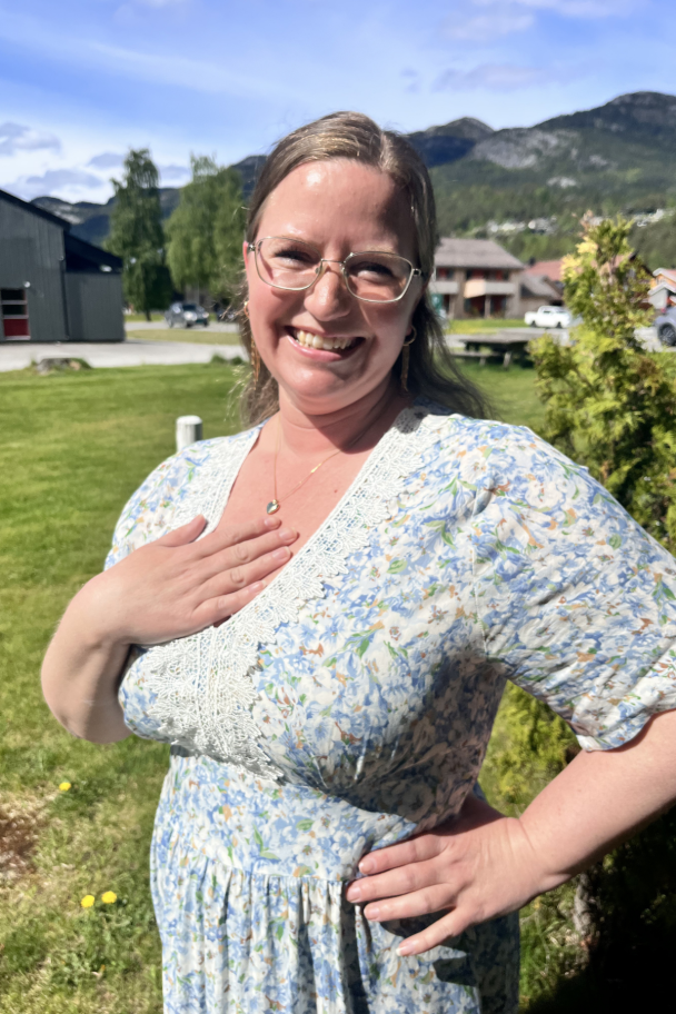Marc Lauge Rose kjole med blonder - Image 2