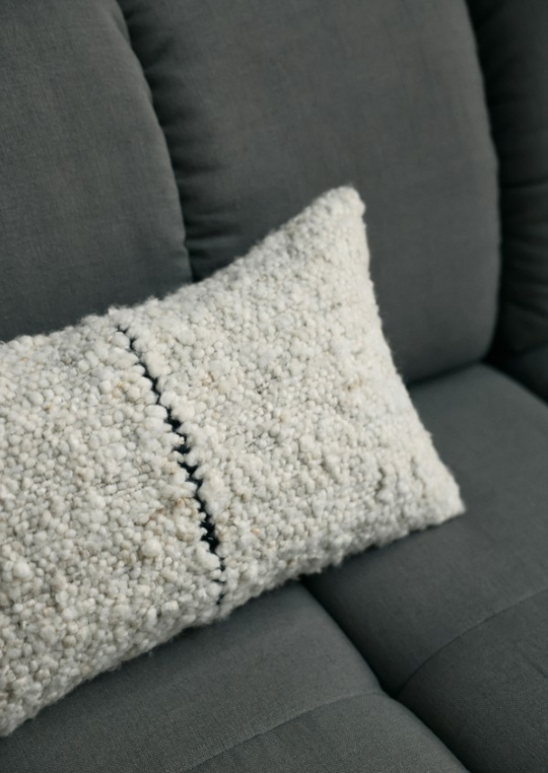Stripete pute i naturlig ull 50x30 cm  - Image 4