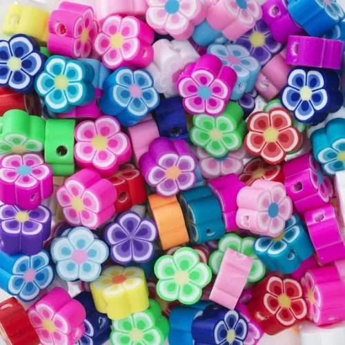 Blomsterperler av leire, ca. 100 stk. fargerike og detaljrike perler, diameter ca. 1 cm