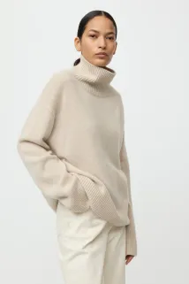 2466_766cfa6535-women_boyfriend-turtleneck_chalk_fw26_2-size1920.jpg.webp