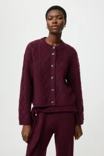 2848_05b6526ea1-women_cable-knit-cardigan_bordeaux_fw26_2-size1920.jpg.webp