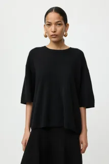 2860_96e12c5687-women_boyfriend-tee_black_fw26_2-size1920.jpg.webp