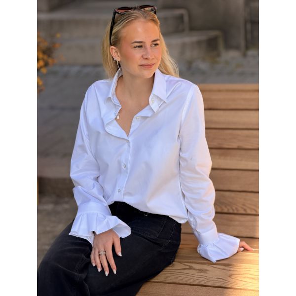 Hanna White w/Ruffle Cuff