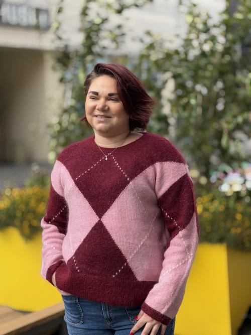 Soline Sweater – Rosa og vinrød strikkegenser fra Rêve