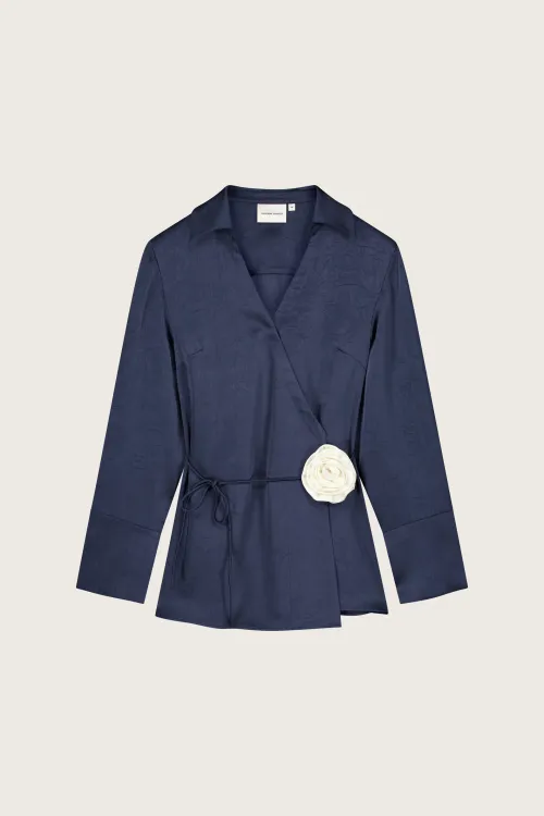 Emma Blouse – Mørkeblå omslagsbluse med blomst fra Fabienne Chapot 