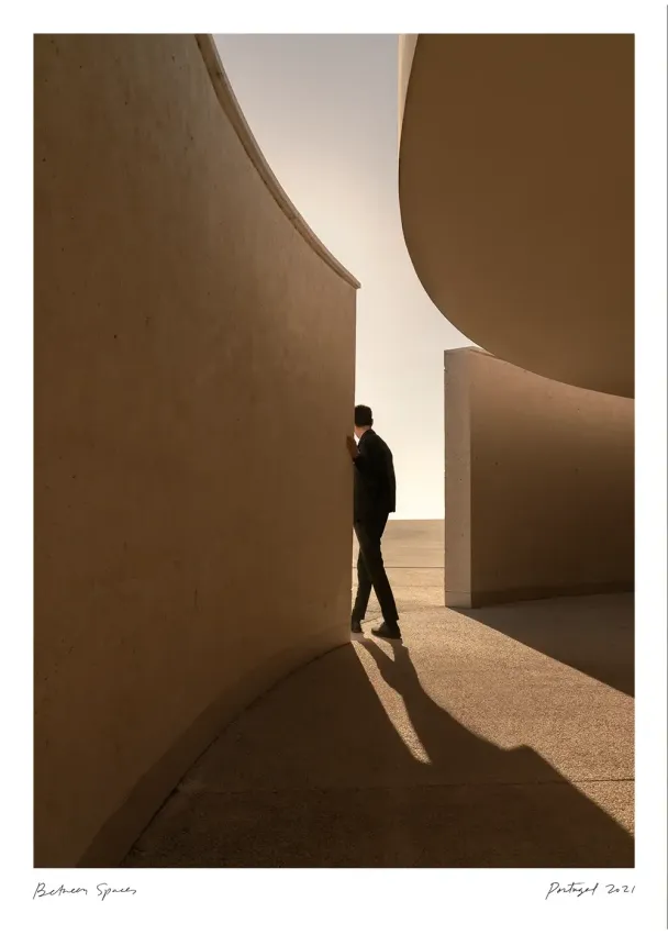 Plakat Between Spaces 50x70 cm 