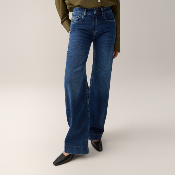 Lorna - Mars Darkstone - Image 1