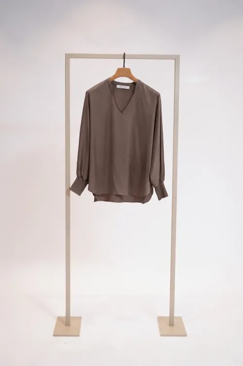 Eva – Brun silkebluse med V-hals fra HERZENS.