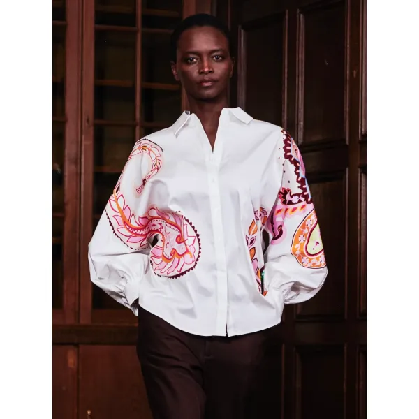Pink Multi Bluse – Hvit skjortebluse med fargerikt print fra HERZENS