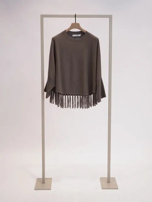 Maja – Brun poncho med frynser fra HERZENS
