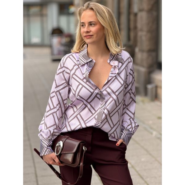 Silkebluse med grafisk print – Sakura Burgund Multi fra HERZENS