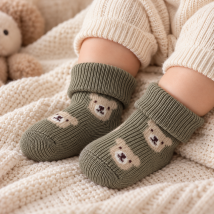 Koselige olivengrønne babysokker med bamsemotiv.png