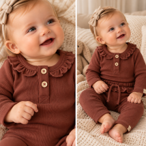 Smilende baby i varm strikkedrakt.png