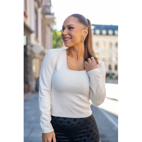 Ine Genser – Offwhite vendbar genser med to halsutringninger fra UNDORN.