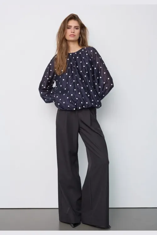 Dita Dot LS Balloon Blouse – Marineblå bluse med prikker og ballongermer fra Co'Couture.