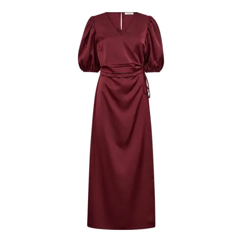 Safira Wrap Dress – Burgunder satengkjole med ballongermer fra Co'Couture.