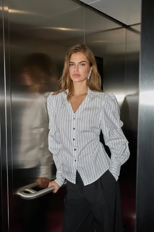Riven Shirt – Hvit stripete skjorte med puffermer fra Co'Couture