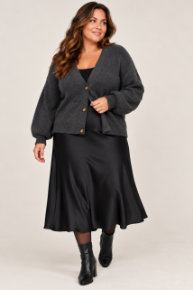 Elegant grå cardigan og satengskjørt.png