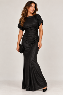 Elegant svart selskapskjole i studio.png